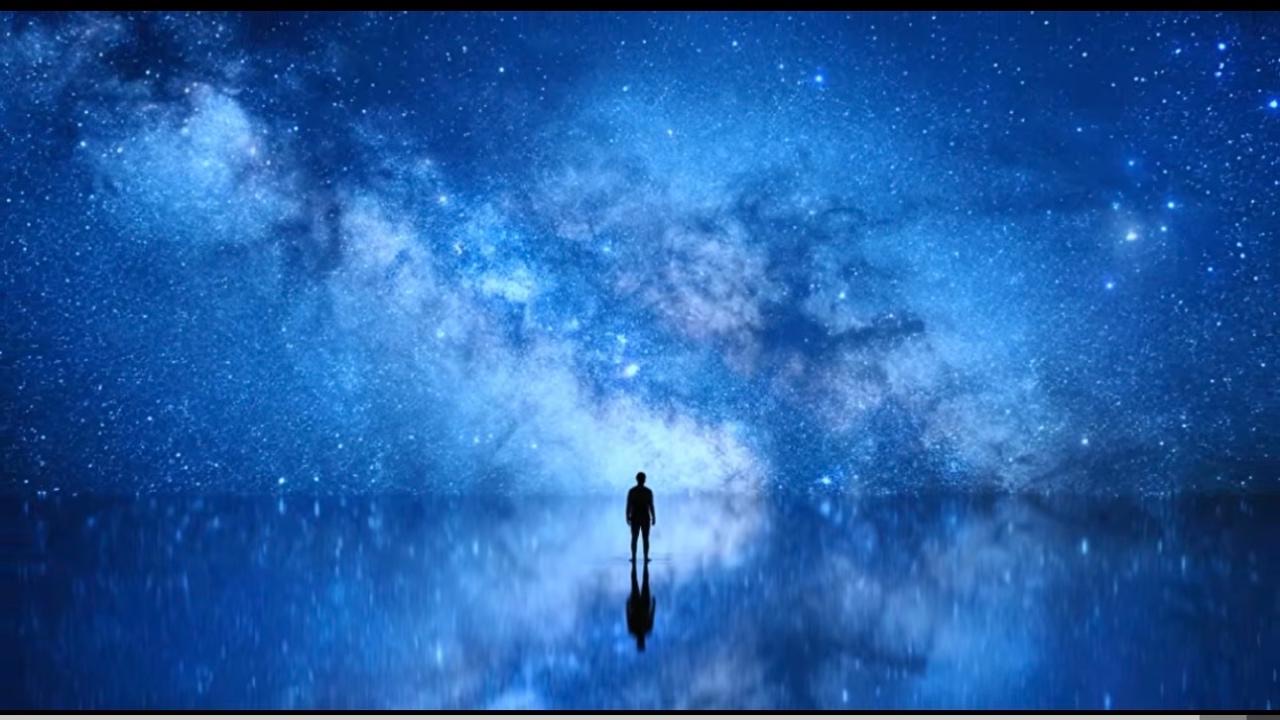Figura contemplando la vía láctea sobre un reflejo de agua